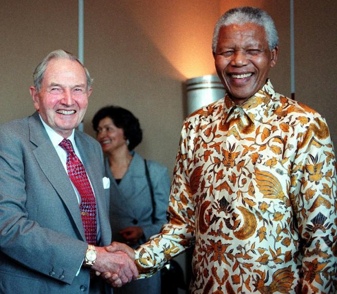 La foto, tomada el 18 de septiembre de 1998 muestra al presidente sudafricano Nelson Mandela saludando a David Rockefeller.