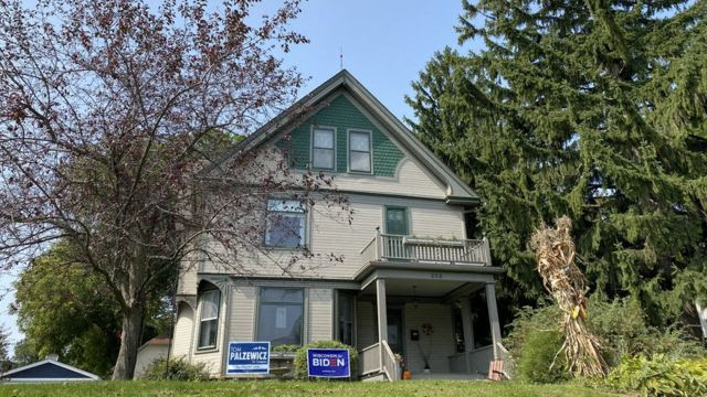 Casa com placas de Biden