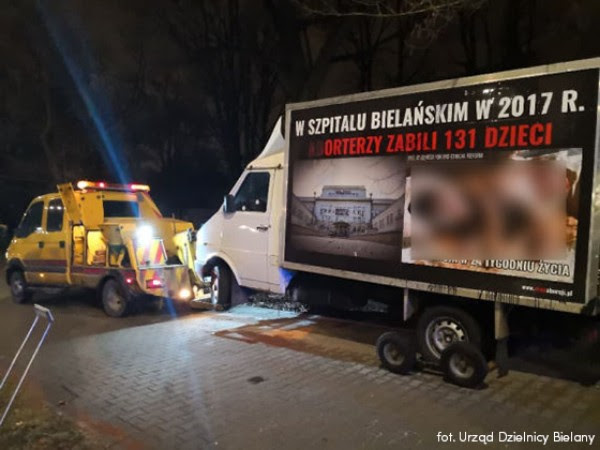 Warszawa: Zmieniono prawo, aby móc "aresztować samochód" informujący o zabijaniu nienarodzonych 14 Holowanie