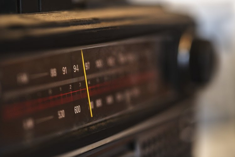 Los locutores de radio deben usar sus voces de forma efectiva para comunicarse.