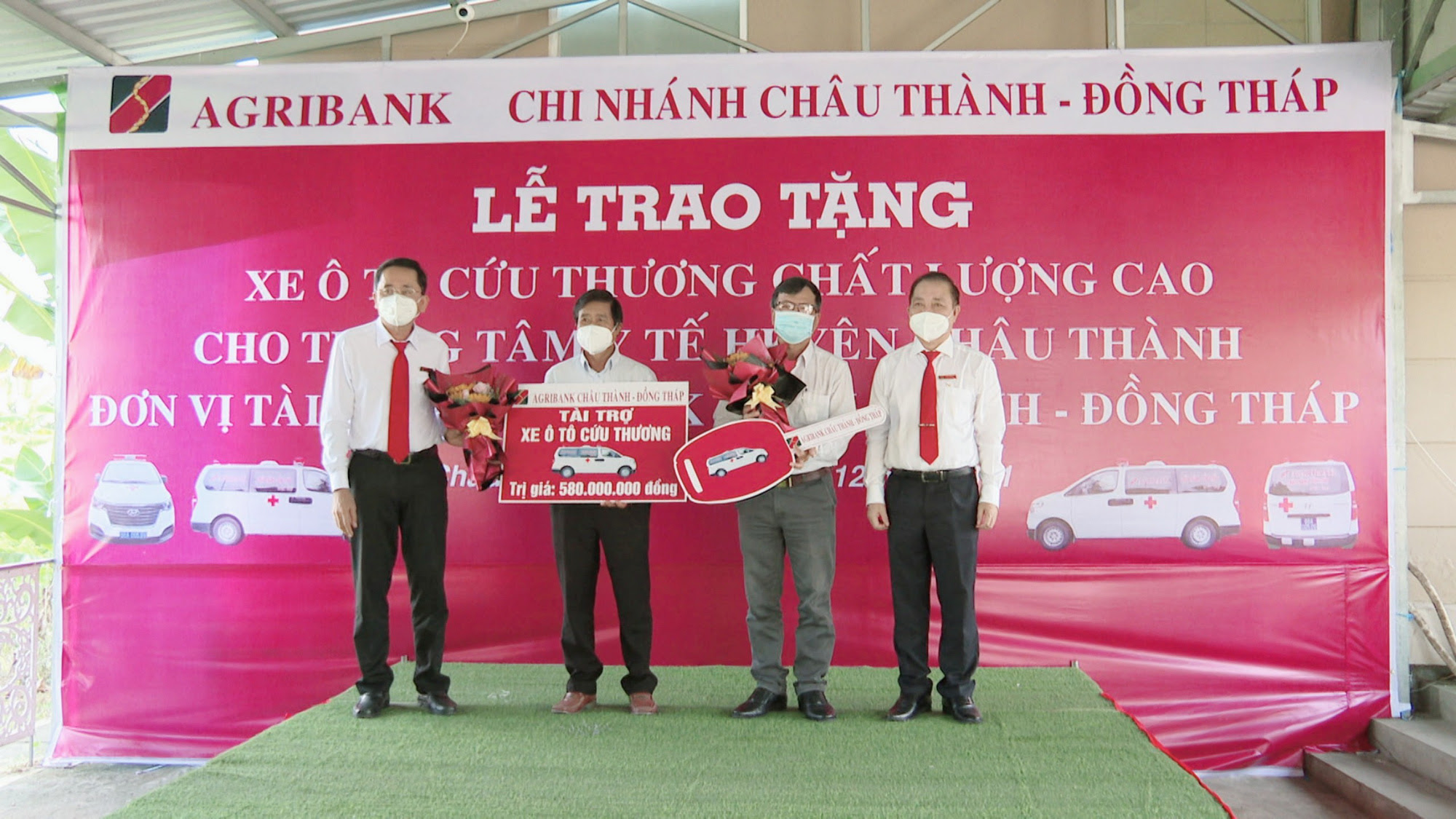 Agribank Châu Thành – Đồng Tháp bàn giao xe cứu thương cho Trung tâm y tế Châu Thành - Ảnh 2.