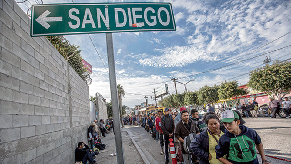 La inmensa cola para pedir formalmente asilo en Estados Unidos, en la ciudad de Tijuana.