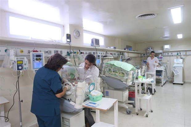 Una médica y una residente trabajan juntas en la sala de neonatología del hospital Misericordia, de Córdoba
