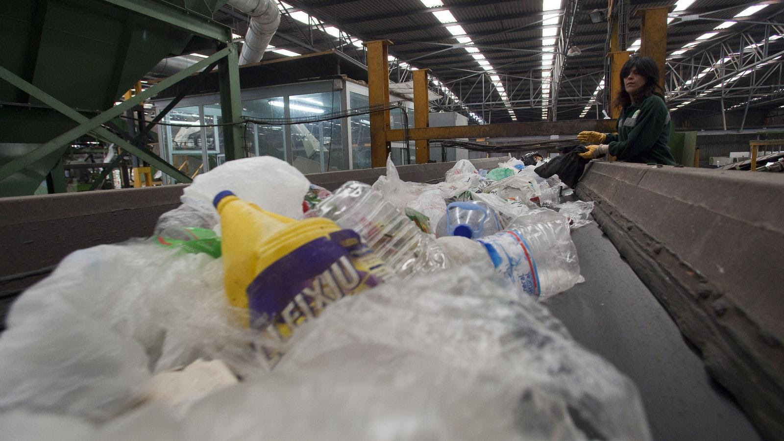 Els catalans estan al capdavant d'Europa en el reciclatge d'envasos. / MANOLO GARCÍA