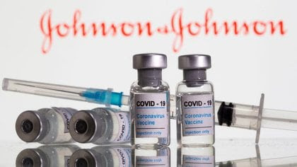 FOTO DE ARCHIVO: Viales con la etiqueta "COVID-19 Bacuna Coronavirus" en inglés y una jeringa médica frente al logotipo de Johnson & Johnson en esta imagen de ilustración tomada el 9 de febrero de 2021. REUTERS/Dado Ruvic