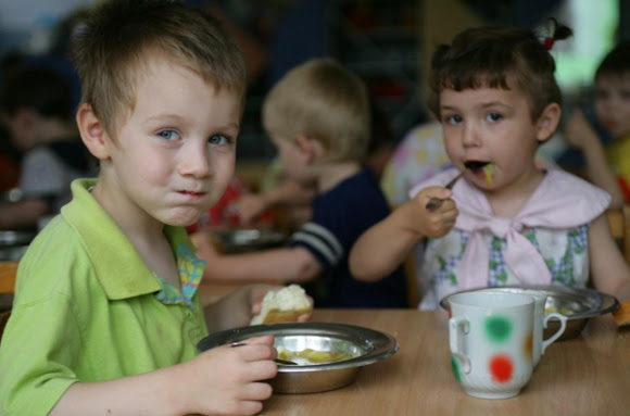 La ONG asegura que en España, con 2.3 millones de niños viviendo bajo el umbral de la pobreza, urge un pacto de Estado sobre la infancia.