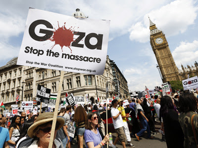 La protesta contra la matanza en la franja de Gaza a su paso por el centro de Londres.- EFE