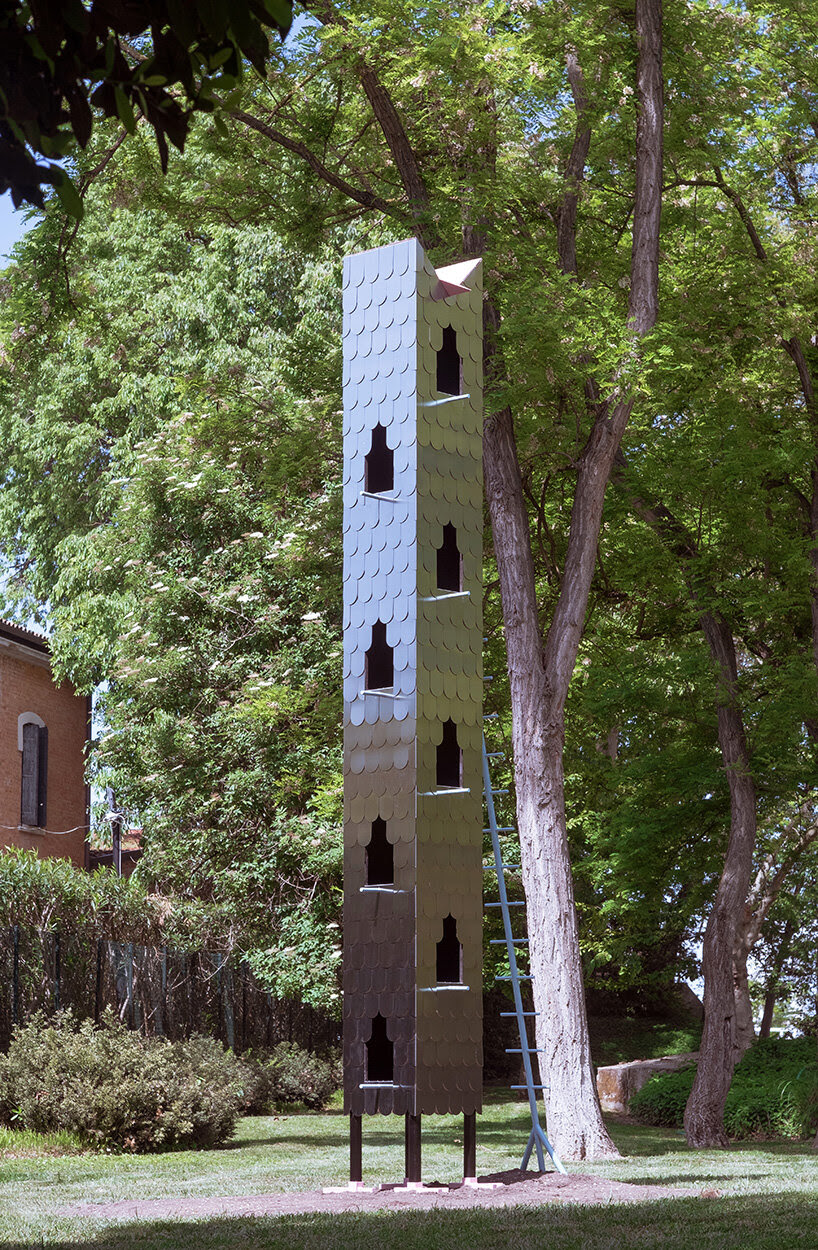 Las instalaciones del estudio ossidiana espacializan la convivencia de humanos + aves en venecia 