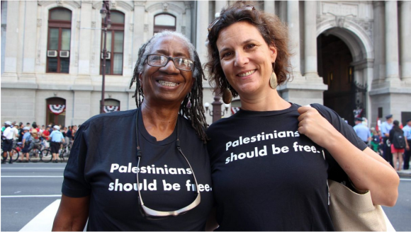 Rebecca Vilkomerson (à droite) en juillet 2016 avec Caroline Hunter, qui a participé au mouvement pour mettre fin à l'apartheid en Afrique du Sud. Crédit : JVP Rebecca Vilkomerson (à droite) en juillet 2016 avec Caroline Hunter, qui a participé au mouvement pour mettre fin à l'apartheid en Afrique du Sud. Crédit : JVP