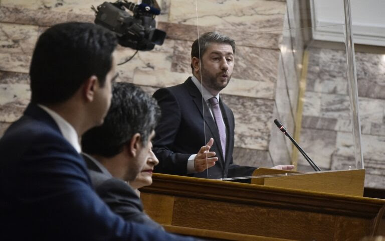 ΠΑΣΟΚ: Στις συμπληγάδες Ν.Δ. και ΣΥΡΙΖΑ