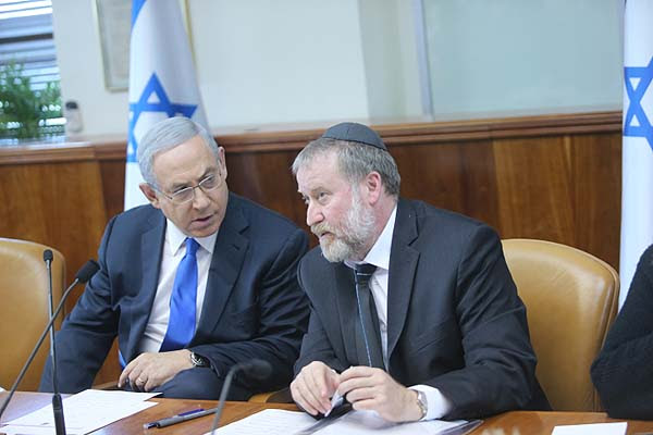 Benjamin Netanyahu (L) and Avichai Mandelblit.