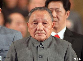 邓小平因为下令开枪被称为“总射击师” Deng Xiaoping