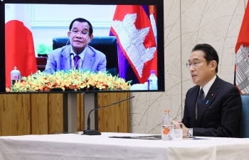 Cambodian Prime Minister Hun Sen on the screen and Prime Minister Kishida in the Conference