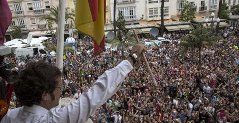 El nuevo alcalde de Cádiz, José María González Santos "Kichi", saluda desde el balcón del Ayuntamiento tras tomar posesión de su cargo. Centenares de personas han esperado la salida de "Kichi" al balcón del consistorio para aclamar a su nuevo alcalde. EFE