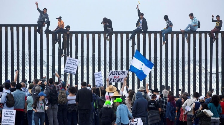 México entrega visas humanitarias a migrantes y Trump insiste con el muro