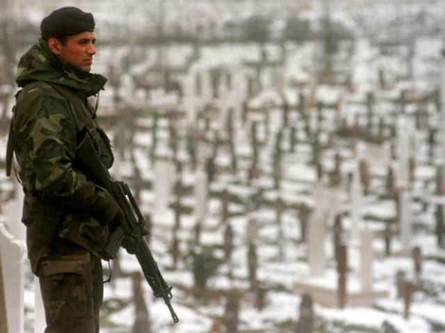 Një ushtar italian, pjesë e forcave paqeruajtëse të NATO-s qëndron mbi varrezën Lion të Sarajevës. Foto: NATO