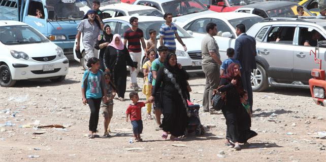 Familias iraquíes huyen de los combates de Mosul.