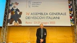 Il cardinale Zuppi, nuovo presidente della Cei, nel breve incontro con i giornalisti all'Hilton Rome Airport