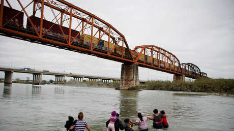 Migrantes de El Salvador cruzan el río Bravo hacia los EE.UU, en Piedras Negras, México