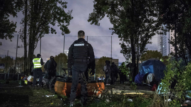 Polícia francesa retira 1.606 migrantes de dois campos perto de Paris