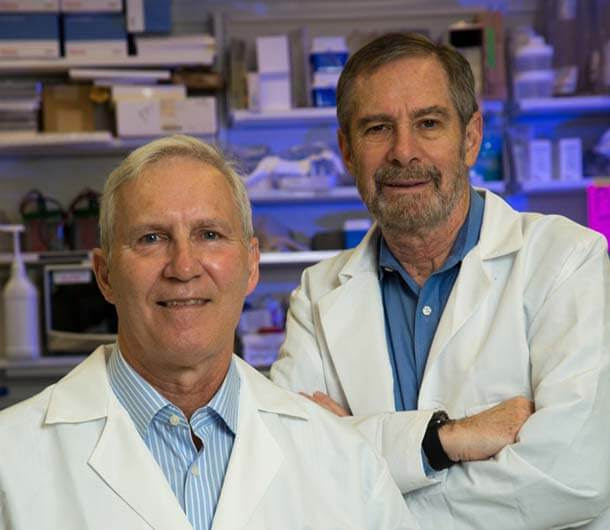 Dr. John T. Schiller (izq.) y Dr. Douglas R. Lowy