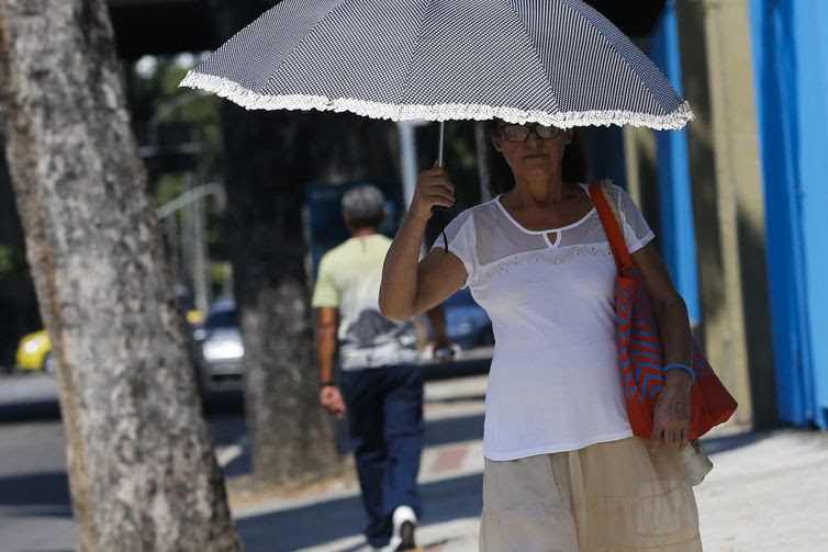 Fernando Frazão/Agência Brasil Onda de calor atinge o clima do Rio de Janeiro