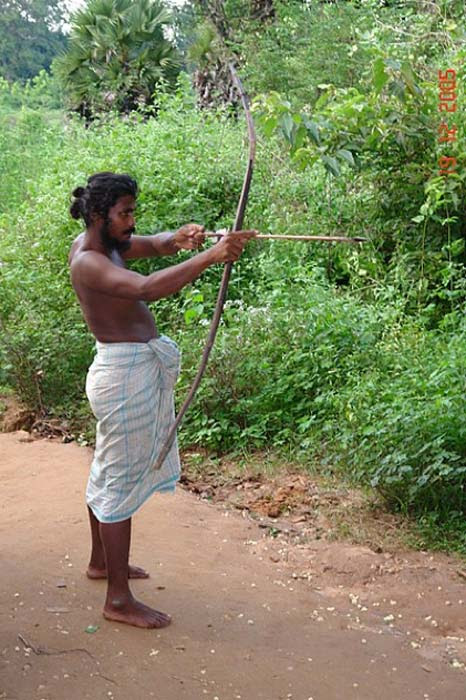 A Veddah hunter with bow and arrow in traditional hunting attire. (wanni77/CC BY SA 2.0)