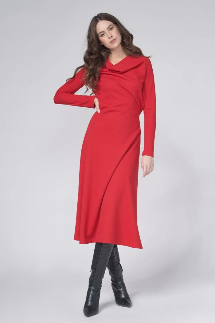 Crvena haljina midi duljine