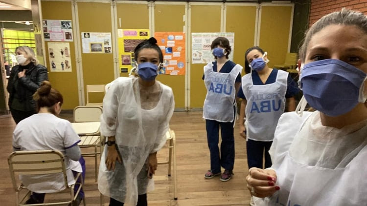 Los voluntarios de la UBA coordinarán y vacunarán en 80 sitios de la Ciudad, entre escuelas, centros comunitarios y centros religiosos