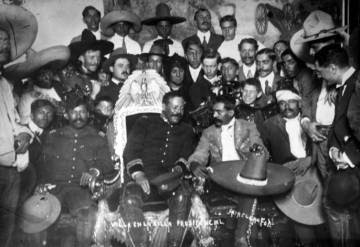 Pancho Villa y Emiliano Zapata en el Palacio Presidencia el 1914. Pancho Villa y Emiliano Zapata en el Palacio Presidencia el 1914.