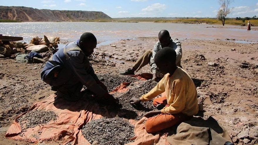 Niños trabajando en la cadena de producción de cobalto