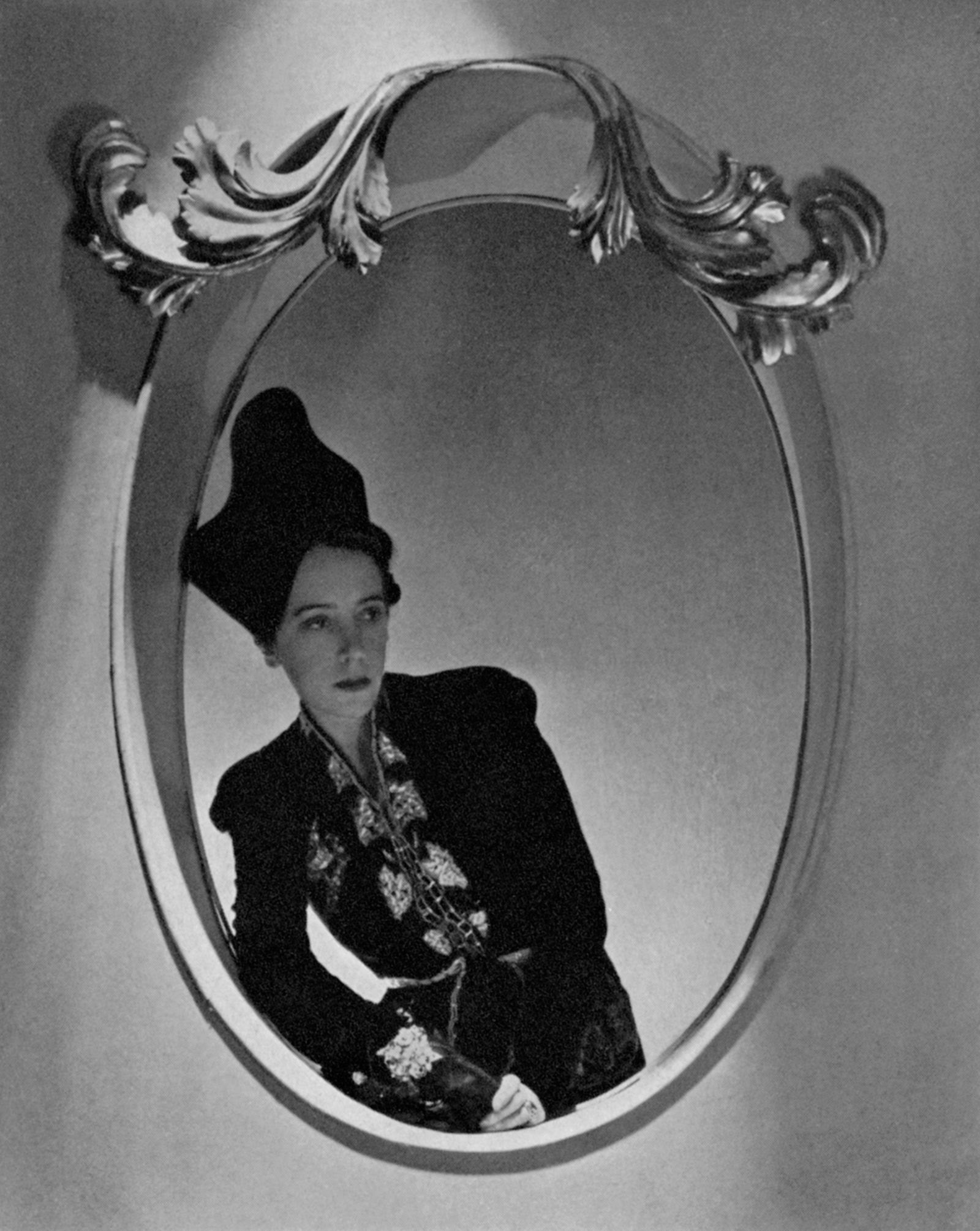 Elsa Schiaparelli luciendo una de sus chaquetas con uvas .