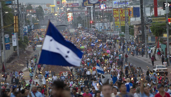 Hondureños protestan por la corrupción gubernamental y la grave situación social. Foto: Tomada de Tele Sur. 