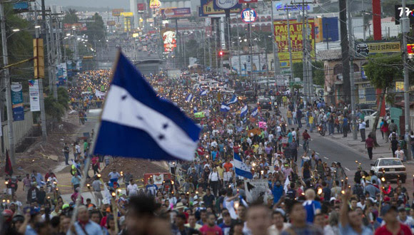 Hondureños protestan por la corrupción gubernamental y la grave situación social. Foto: Tomada de Tele Sur.