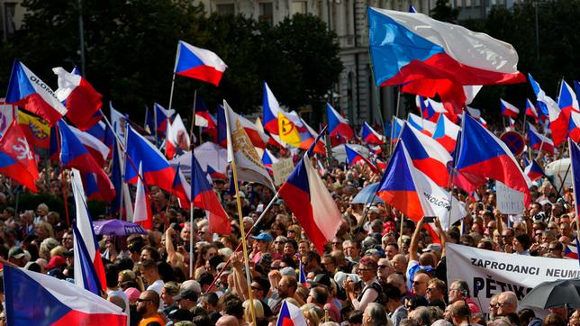 Tens of thousands protest in Prague against Czech government, EU and NATO.