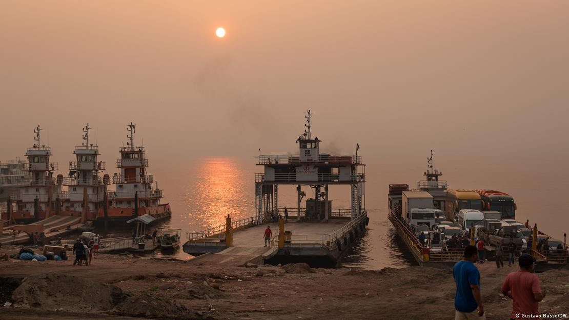 Porto de Manaus envolto em fumaça de queimadas 