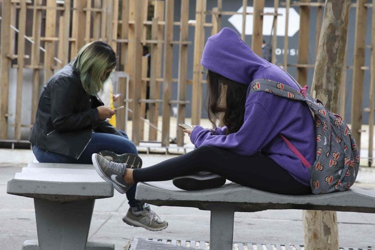 Uso contínuo de celular com  a cabeça inclinada para baixo pode gerar problemas na cervical.