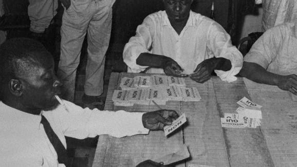 Référendum à Conakry. Les Guinéens décident le 28 septembre 1958 de dire «non» à l\'association avec la France et optent pour l\'indépendance.