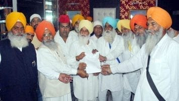 punjab page;Congress leader Inderjit Singh Zeera(2nd to left) places memorandum at the table of Jathedar Akal Takht as the latter was not available in his office in Amritsar on Saturday.photo by vishal kumar