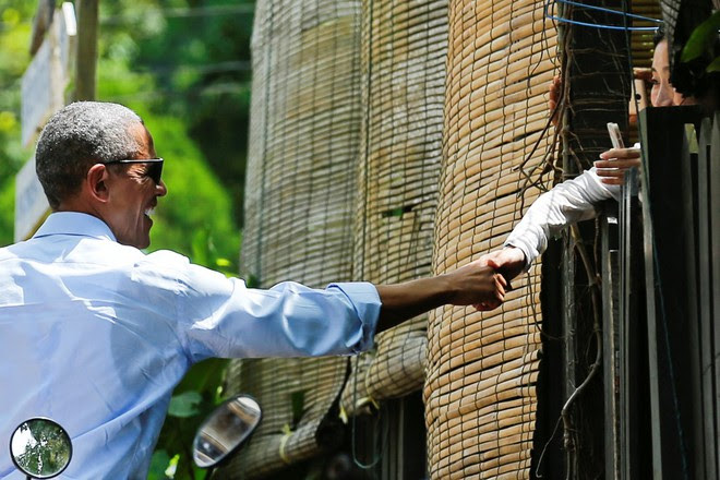 Tổng thống Obama dạo phố, uống nước dừa ở Lào - Ảnh 9. Tổng thống Obama dạo phố, uống nước dừa ở Lào - Ảnh 9.