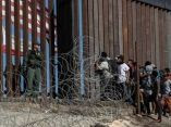 Migrantes centroamericanos en la frontera entre México y EE UU. Foto: AFP. caravana-migrante-en-frontera-afp