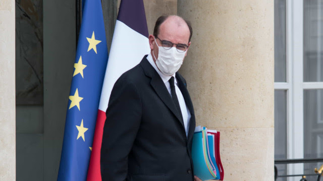 Primeiro-ministro francês recebe calcinhas em protesto contra lockdown