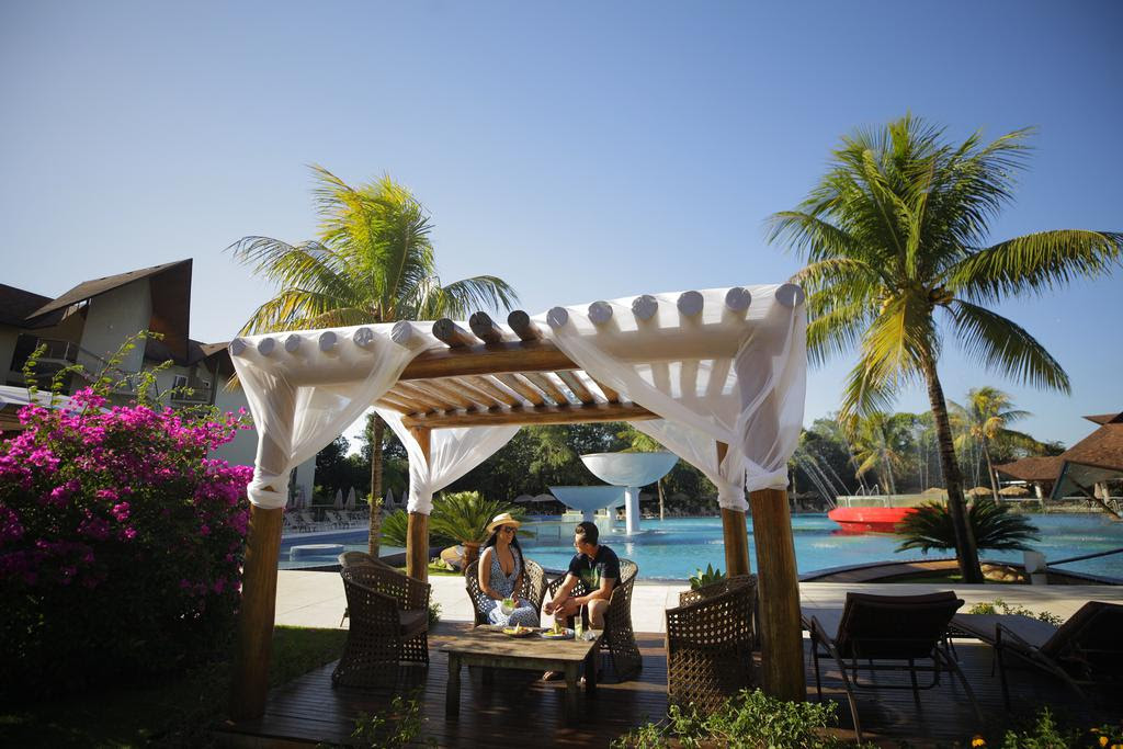 Gazebos junto às piscinas convite ao descanso Recanto Cataratas (Divulgação)