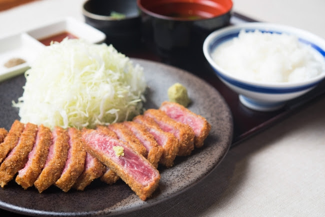 定番を極めた王道。
京都勝牛の「牛ロースカツ膳」1,280円(+税)