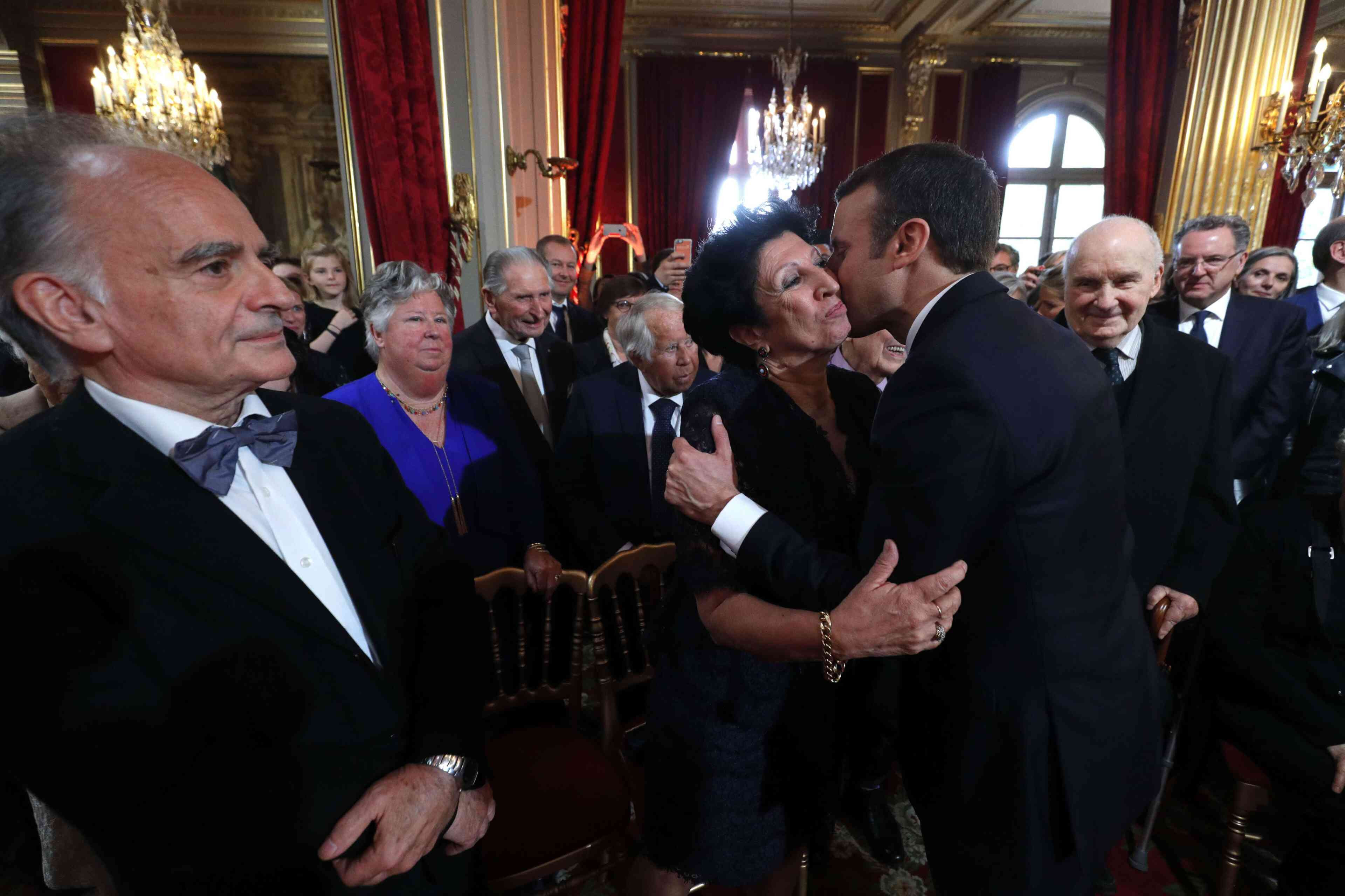Le 14 mai 2017, Emmanuel Macron embrasse sa mère, Françoise Noguès, lors de sa cérémonie d’investiture. A gauche, son père, Jean-Michel.