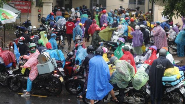 Trạm kiểm soát số 5 đặt dưới chân đèo Hải Vân, thị trấn Lăng Cô (huyện Phú Lộc) đón hàng trăm người dân vào khai báo y tế lúc 17h ngày 4/10