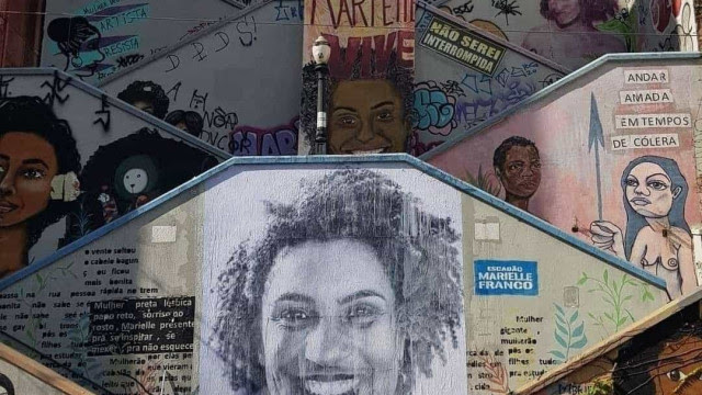 Artistas restauram Escadão Marielle Franco, vandalizado com tinta vermelha