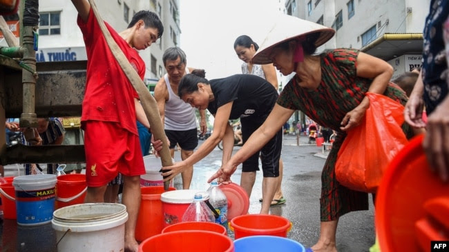 Cảnh xếp hàng lấy nước sạch của người dân Hà Nội.