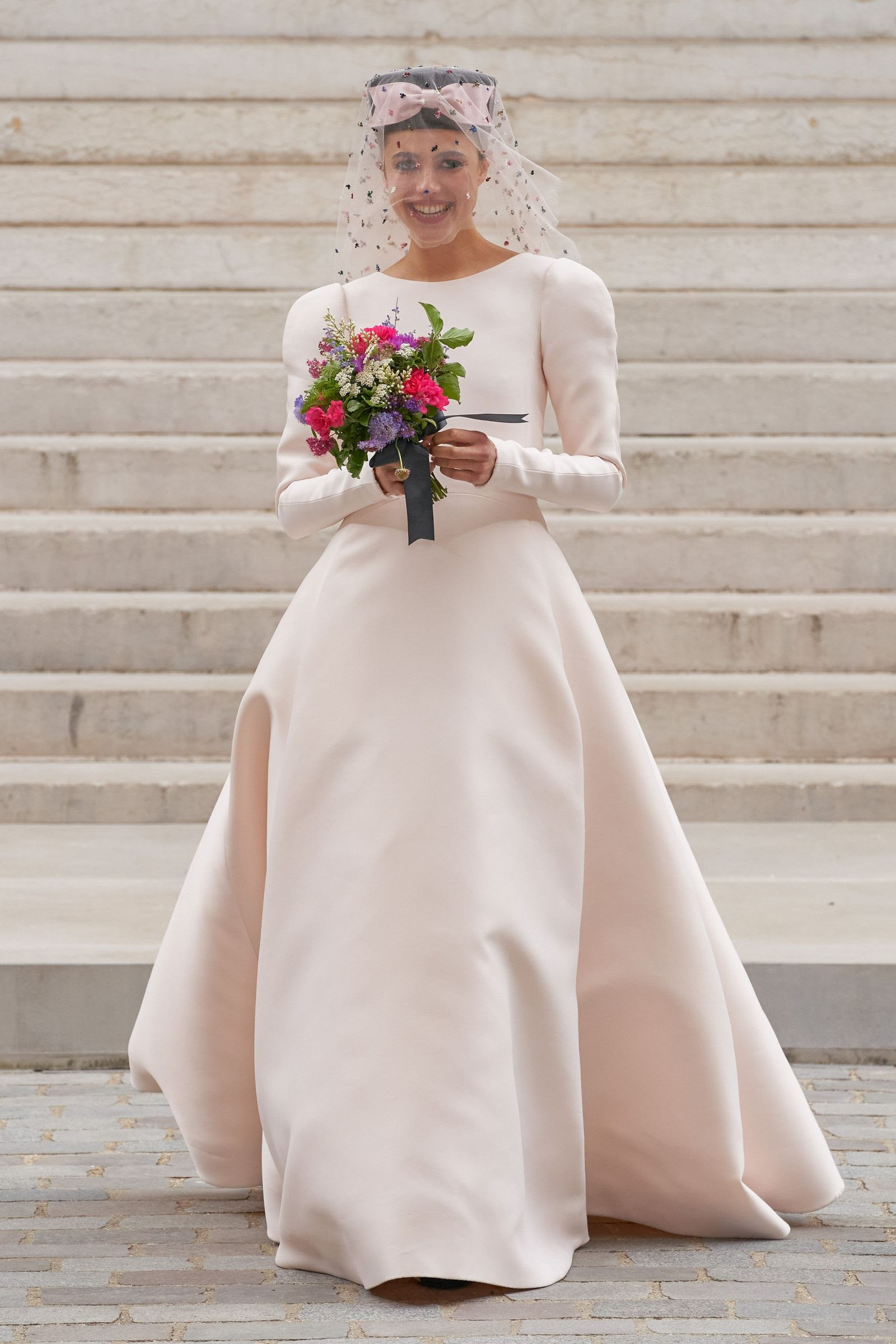 Margaret Qualley como novia cerrando el desfile de Chanel Alta Costura otoo 2021.