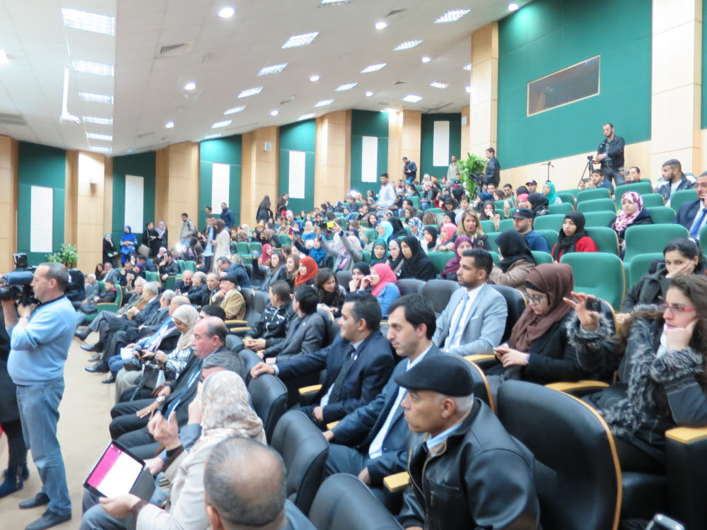 Asistentes al cine-foro en la Universidad de Argel en homenaje al segundo aniversario de la desaparición del Comandante Eterno Hugo Chávez
